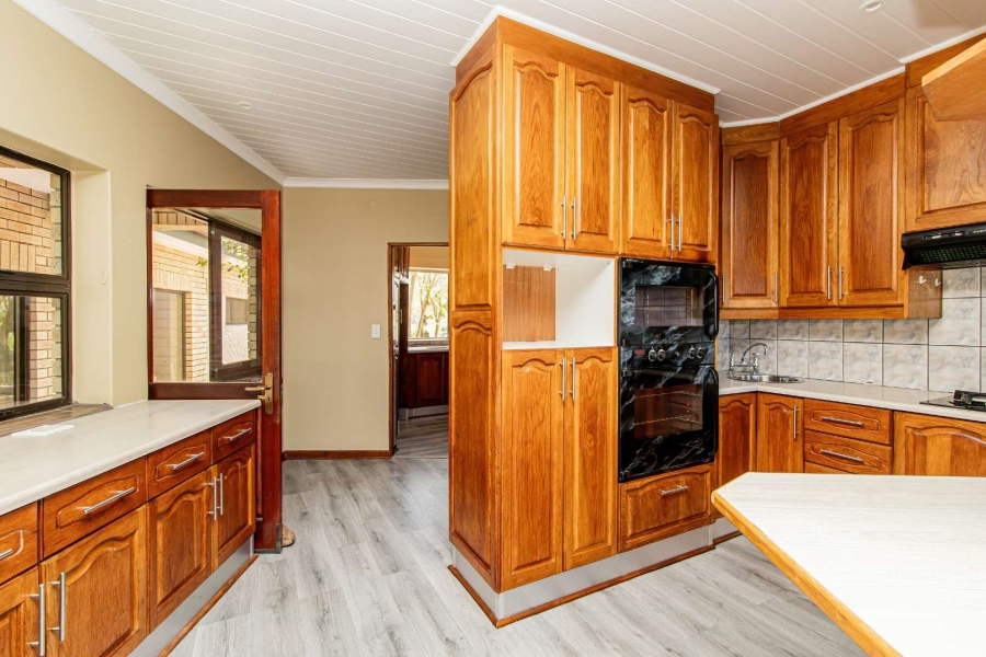 To Let 5 Bedroom Property for Rent in Hersham Western Cape